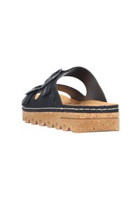 Czarne skórzane sandały na płaskiej podeszwie z dekoracyjnym paskiem i wycięciami, z korkową podeszwą o falistym brzegu zapewniającym przyczepność.