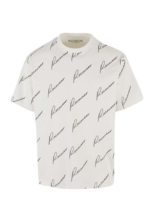 Biały T-shirt z krótkim rękawem z czarnym napisem "Rocawear" rozmieszczonym w całej powierzchni. Wykonany z miękkiego materiału o luźnym kroju.