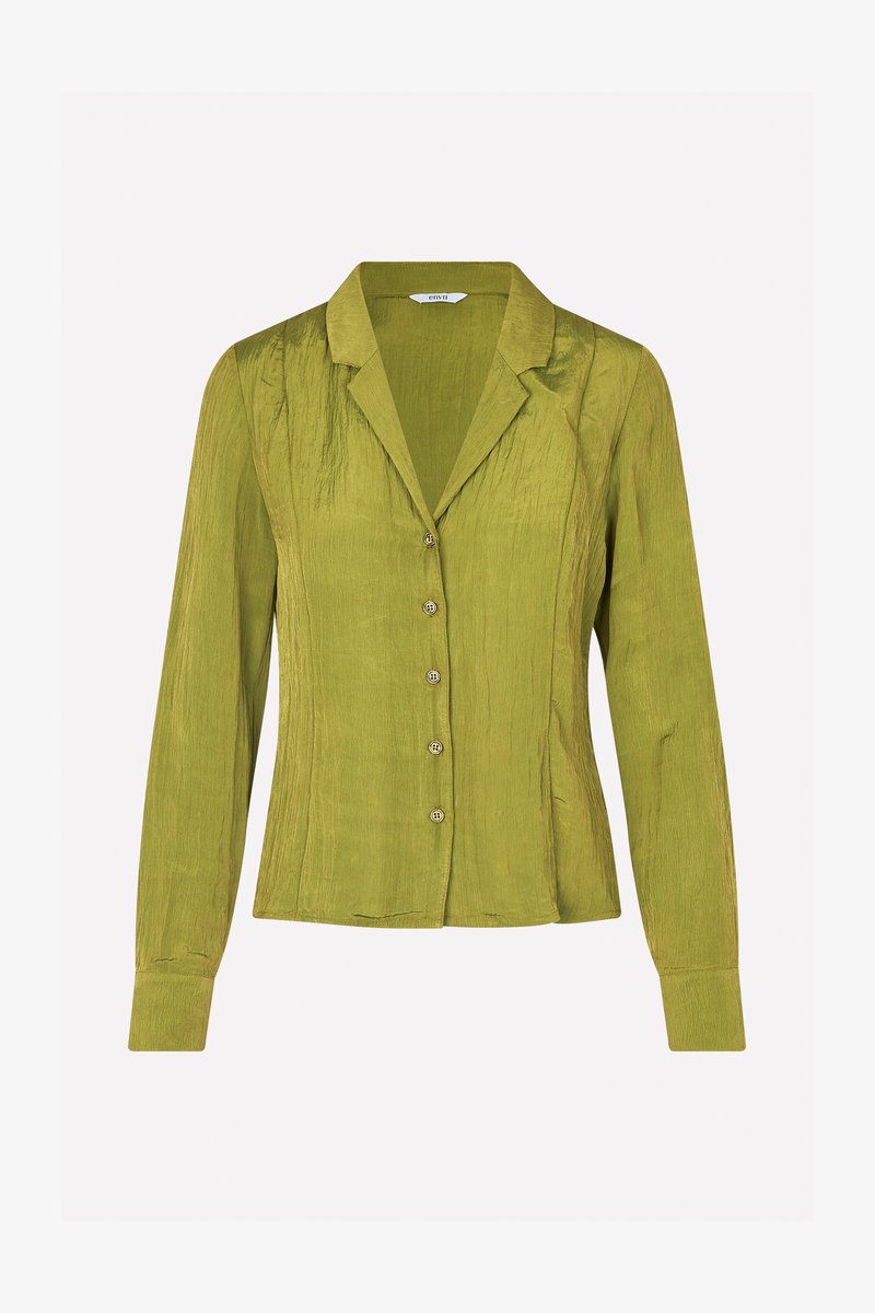 Chemise verte à manches longues avec col, en tissu texturé, comportant six boutons ronds sur le devant et des coutures ajustées.