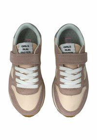 Sneakers rosa chiaro con design in camoscio e rete, lacci bianchi e una fascia a strappo; presenta l'etichetta "LE RAGAZZE CORRONO PIÙ VELOCE" sulla linguetta.