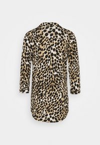 Košile s leopardím potiskem, která má tříčtvrteční rukávy, límec a volný střih. Vyrobena z hladkého materiálu s různými odstíny béžové a černými skvrnami.