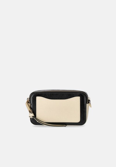 Portafoglio nero e crema caratterizzato da un esterno texturizzato, un pannello cremoso liscio, una chiusura con zip e un cinturino per il polso per un facile trasporto.