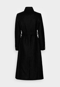 Svart ullkappa med lång design, bakbälte och knäppte ärmslut. Har en hög krage och subtil struktur.