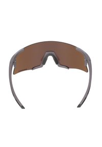 Occhiali da sole sportivi avvolgenti con una lente marrone unica e montatura grigia con ponte nasale imbottito.