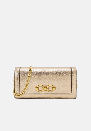 Lille metallic gylden clutch taske med en gylden kæderem og dekorativt forbundet gyldent logo på den forreste klap.
