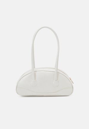 Weiße mondförmige Handtasche mit doppelten Schulterriemen und einem goldenen Reißverschluss auf hellem, einfarbigem Hintergrund.