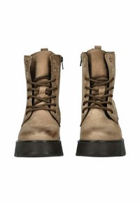 Botas de tobillo de cuero marrón claro con un acabado suave, puntera redonda, cierre de cordones en la parte delantera y cremallera lateral. Suela de goma negra gruesa para mayor tracción.