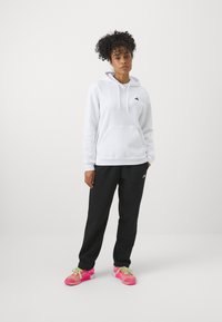 adidas Sportswear ESSENTIALS SMALL LOGO FEEL COZY HOODIE - Sweatshirt com capuz - white