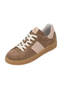 Baskets en daim marron avec lacets blancs, accents beiges, semelle en caoutchouc, et logo sur la languette et le côté, vues sous un léger angle.