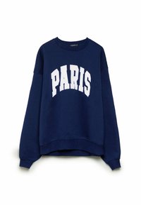 Granatowy sweter z białym napisem "PARIS". Posiada okrągły dekolt i długie rękawy, uszyty z miękkiego, strukturalnego materiału.