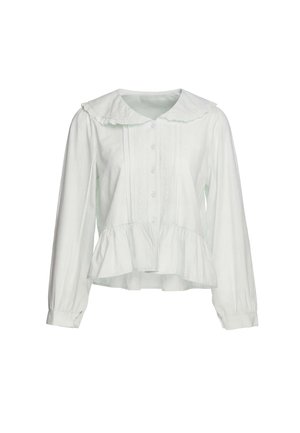 Hvid bluse med lange ærmer, flæsekrave, knapper foran, dekorative folder og udvidet kantdetalje.