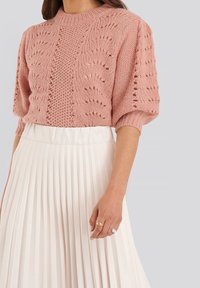 NA-KD Sweter