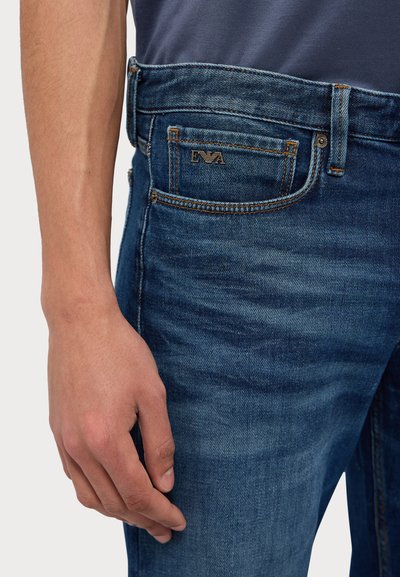 Emporio Armani Pieguloša piegriezuma džinsi - denim blu