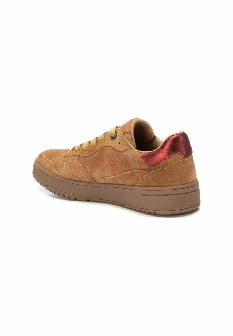 Brązowe zamszowe sneakersy z żółtymi sznurówkami, bordo akcentem na pięcie oraz teksturowaną gumową podeszwą. Posiadają gładkie i miękkie wykończenie.