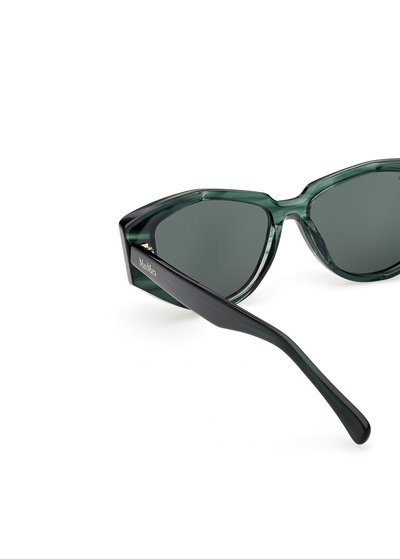 Occhiali da sole con tonalità verde, dal design geometrico, montatura trasparente e stanghette in acetato nero. Presentano il logo del marchio sul lato.