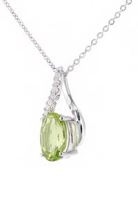 Collana con ciondolo in argento che presenta una pietra verde ovale, decorata con piccoli accenti trasparenti e un design intrecciato. I link della catena sono delicati.