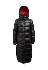 Lungo cappotto imbottito nero con cappuccio, interno rosso, zip frontale completa e due tasche laterali con zip.