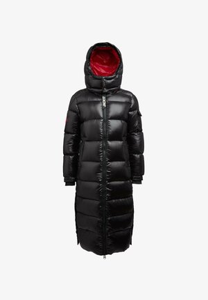 Długa, czarna kurtka puchowa z kapturem, czerwoną podszewką, pełnym zamkiem błyskawicznym z przodu oraz dwoma bocznymi kieszeniami na zamek.