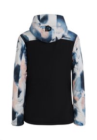 Zwarte jas met mouwen en capuchon in tie-dye patroon van blauw, wit en roze, met een logo op de capuchon en de bovenrug.