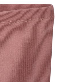 Rippiger rosa Stoff, der eine weiche Textur zeigt und einen breiten, umgeschlagenen Bund an der Oberseite mit Nähdetails entlang des Randes hat.