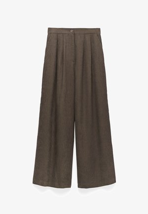 Pantaloni a gamba larga di un color marrone spento, realizzati in un tessuto testurizzato. Presentano una chiusura con bottone e pieghe frontali.