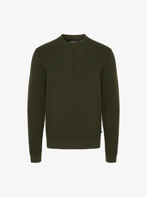 Suéter de punto verde oliva con cuello redondo, mangas largas y puños acanalados. Presenta una tela texturizada y una sutil etiqueta de la marca en el dobladillo.