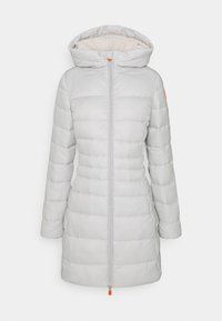 Parka grigia chiara, gonfia, con cappuccio, dotata di cerniera frontale, fodera interna morbida e un'accente arancione sul cursore di regolazione del cappuccio.