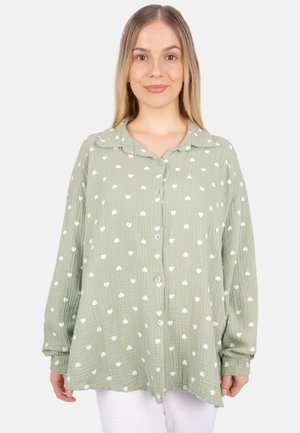 Hellgrünes Button-Up-Hemd aus strukturiertem Stoff, mit weißen Herzmustern und einem abgeknickten Kragen. Lange Ärmel mit knöpfbaren Manschetten.