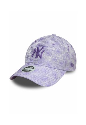 Cappellino da baseball viola con motivo floreale, logo ricamato dei New York Yankees, visiera curva e tessuto testurizzato. Cinturino regolabile sul retro.