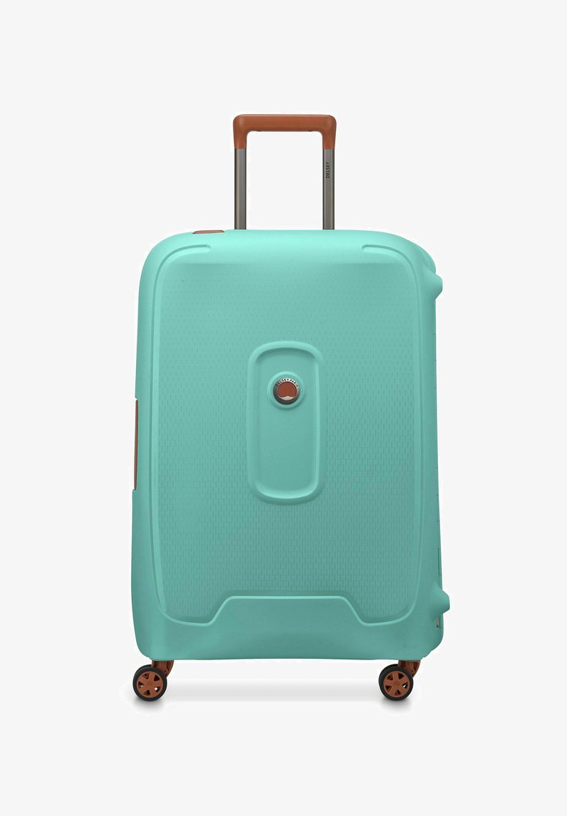 Harde skall koffert i teal med strukturert overflate, brun teleskophåndtak og fire hjul for mobilitet. Har et sirkulært lås.