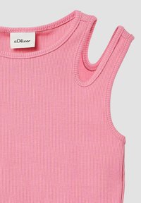 Roze mouwloze top met geribbelde textuur, voorzien van een ronde halslijn en uitsnijdingen op de schouders. Etiket zegt "s.Oliver."