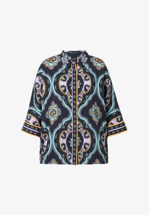 Koszulka z krótkim rękawem z ciemnym tłem, ozdobiona skomplikowanymi wzorami kwiatowymi i paisley w jasnoniebieskim, lawendowym, żółtym oraz białym akcentach.