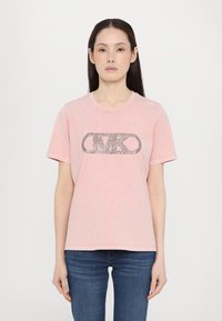 Rosa bomull T-skjorte med rund hals, korte ermer, og en grå rhinestones logo foran. Stoffet har en subtil tekstur.