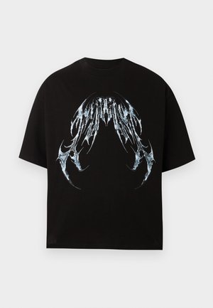 Crna majica kratkih rukava s apstraktnim, metalik srebrnim dizajnom u obliku krila smještenim na sredini prsa.