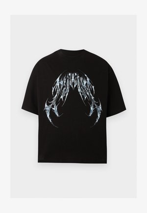 Fekete rövid ujjú póló, absztrakt, fémes ezüstös szárny formájú mintával, középen a mellkason.