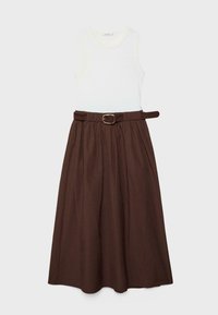 Biała bluzka bez rękawów zestawiona z wysokim stanem, plisowaną, ciemnobrązową spódnicą z przytwierdzonym paskiem z złotą klamrą.
