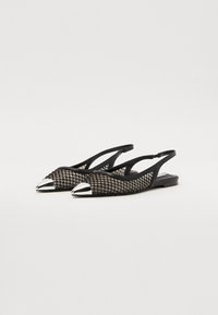 Mustat slingback-kengät, jotka on valmistettu verkkomateriaalista, jossa on tekstuuri ja kudontamalli. Varustettu metallisella kärkikannalla ja joustavilla hihnoilla turvallista istuvuutta varten.