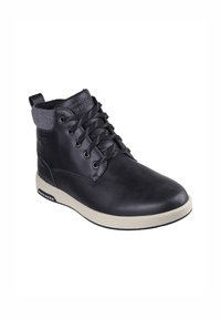 Botas de tobillo impermeables negras con cuello de forro polar gris, puntera redonda, parte superior texturizada y suela de goma blanca; cuenta con cordones y detalles del logo.