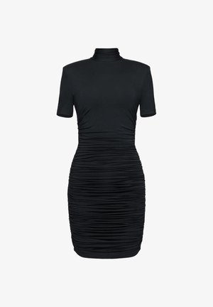 Czarna, krótka sukienka z marszczeniami, ołówkowa, z krótkim rękawem, wysokim kołnierzem i dopasowanym krojem.