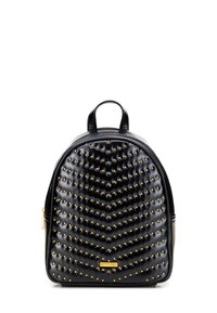 Czarny skórzany plecak z pikowanym wzorem i złotymi ćwiekami. Posiada zaokrąglony kształt, górny uchwyt oraz zamek błyskawiczny. Złoty akcent z logo z przodu.