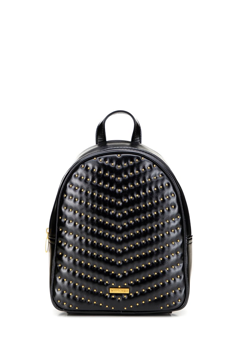 Czarny skórzany plecak z pikowanym wzorem i złotymi ćwiekami. Posiada zaokrąglony kształt, górny uchwyt oraz zamek błyskawiczny. Złoty akcent z logo z przodu.