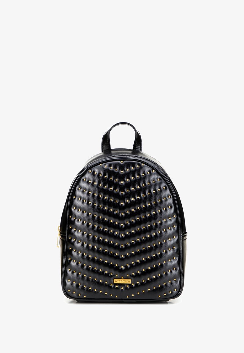 Černý kožený batoh s prošívanou texturou a zlatými kluky. Má kulatý tvar, horní rukojeť a zapínání na zip. Zlatý logo akcent na přední straně.