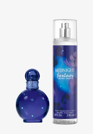 Okrągła, głęboko niebieska butelka perfum z ozdobnymi kropkami obok wysokiej butelki z rozpylaczem z napisem "Midnight Fantasy Britney Spears" mgiełka zapachowa.