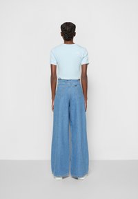 The North Face W ESSENTIAL CROPPED SLIM SHORT SLEEVE TEE - T-shirt estampada - beta blue