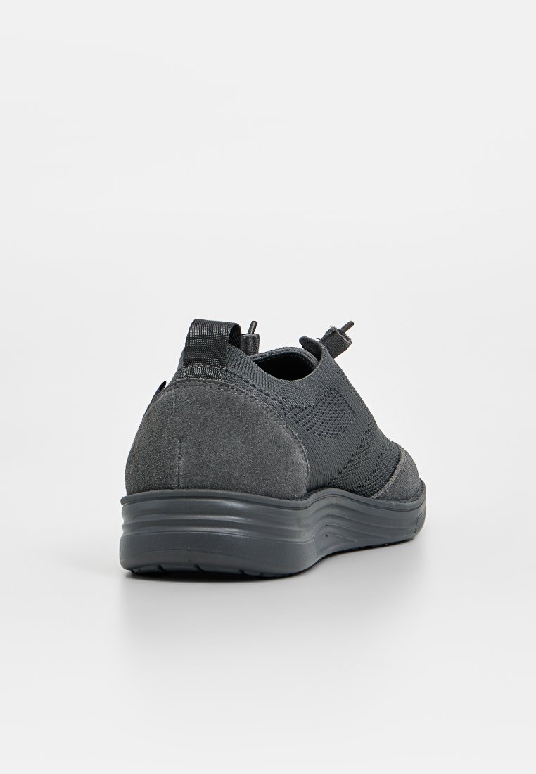 Szare sneakersy wykonane z połączenia materiałów siatkowych i zamszowych. Cechują się zaokrąglonym obcasem oraz elastycznymi paskami zapewniającymi pewne dopasowanie. Teksturowane boki.