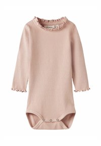 Bodysuit para bebé de manga larga en color rosa claro con textura acanalada, bordes con volantes en el escote y los puños, y cierres a presión en la parte inferior.