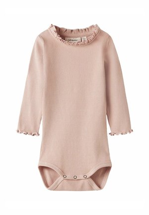 Helles rosa, geripptes Langarm-Babybody mit Rüscheneinfassungen am Ausschnitt und an den Manschetten sowie Druckknöpfen im Schritt.