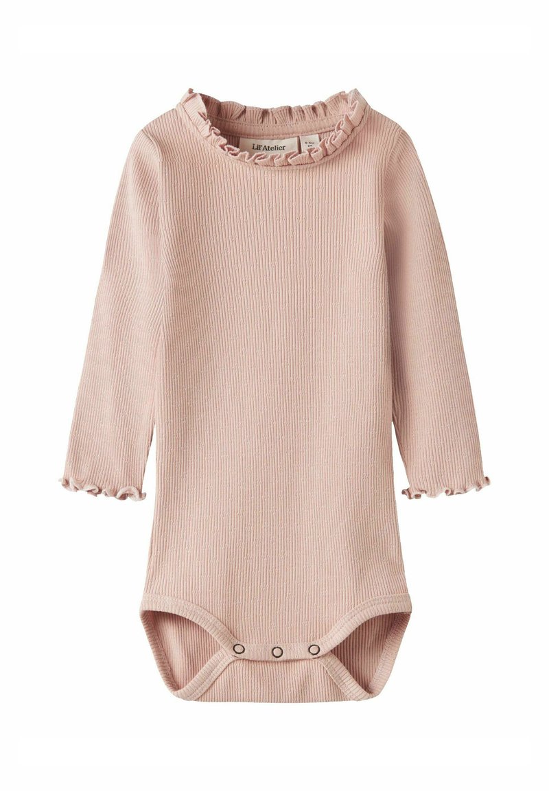 Body in cotone a maniche lunghe di colore rosa chiaro con costine, bordi arricciati sul collo e sui polsini, e chiusure a scatto sul fondo.