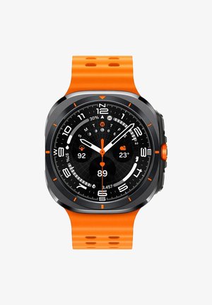 Schwarze Smartwatch mit rechteckigem Zifferblatt, orangefarbigen Akzenten und einem robusten orangen Silikonarmband. Zu den Funktionen gehören mehrere Zifferblätter und digitale Anzeigen.