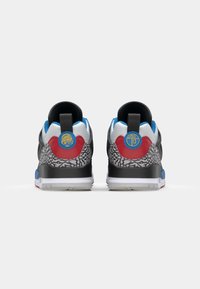 Sorte og grå sneakers med elefantmønster akcenter, blå og røde detaljer, samt et blåt emblem på hælen. Tykk gummisål.